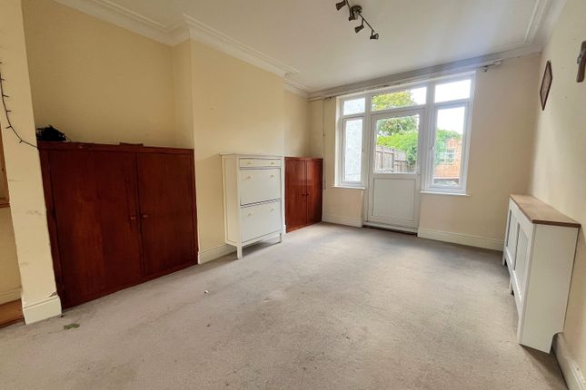 27 Summerlee Gardens, London photo 4