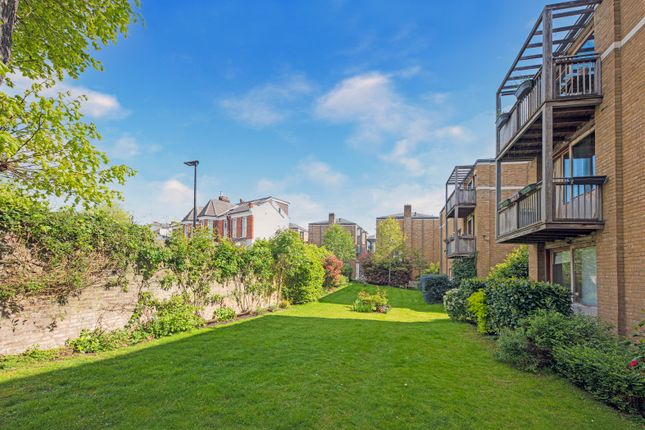 Flat to rent in Highwood Court, 22 Highbury Crescent