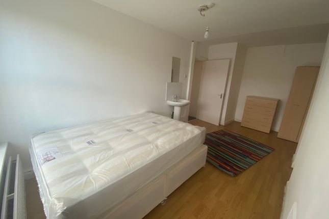 Shared accommodation to rent in Leicester Grove, Leeds