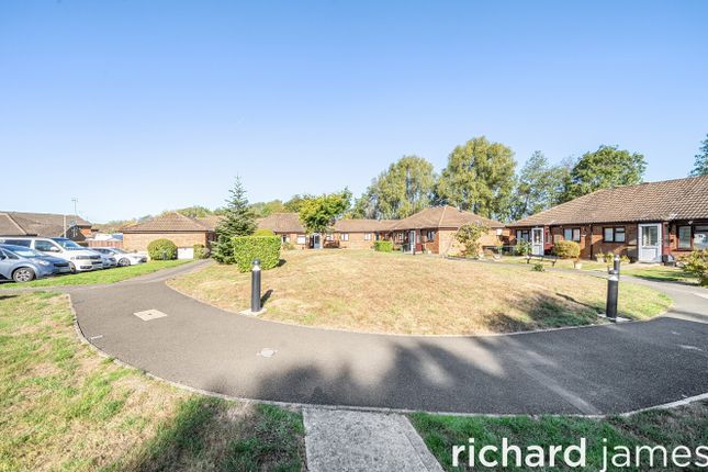 15, Park Springs, Swindon photo 4