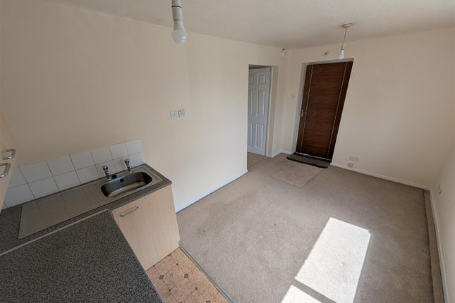 19, Acaster Drive, Bradford photo 4