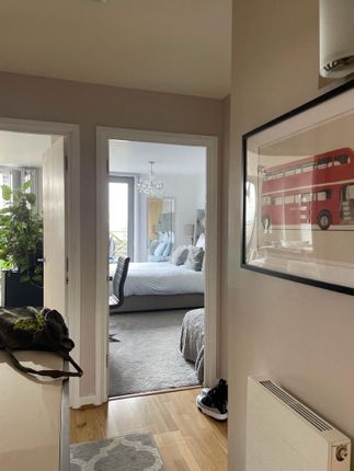 Flat to rent in High Street, London