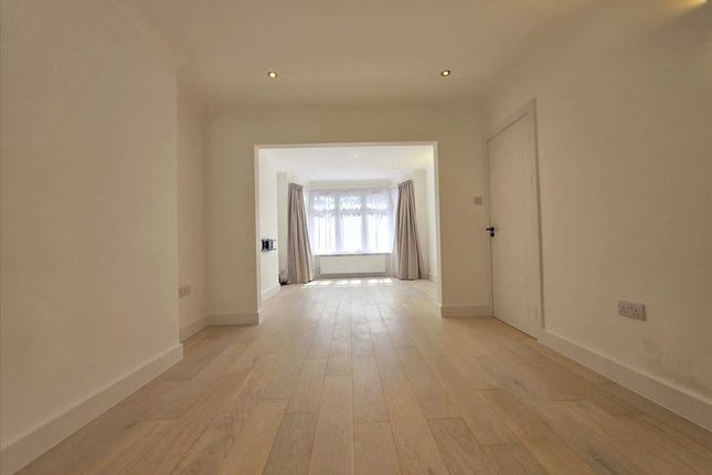95, Francklyn Gardens, Edgware photo 2