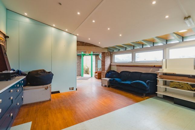 Brook Lodge, Threshers, Crediton photo 4