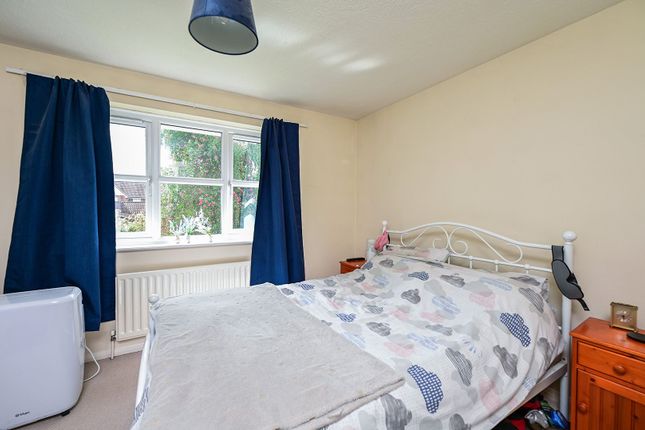 20, Rose Gardens, Farnborough photo 4