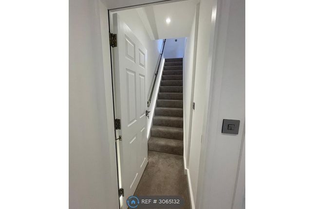 First Floor Flat  Windmill Lane, Greenford, Ealing photo 3