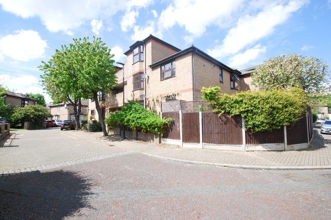 Thumbnail Flat for sale in Robin Crescent, London