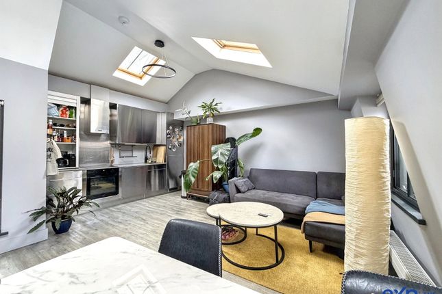 2-bed flat on 66,Flat 3, Whitechapel High Street, London, £3,000/mo