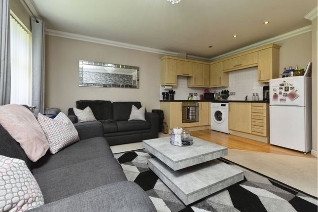 2-bed flat on Flat 9/The Sycamores, 102 Brighton Road, Coulsdon, £260,000