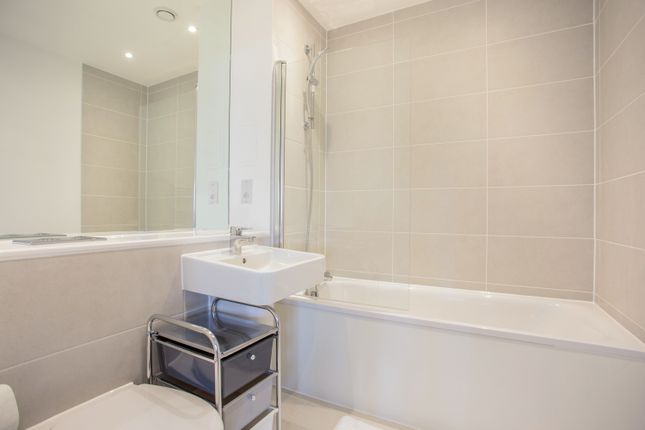 Flat for sale in Canary Wharf, Gallions Reach, London