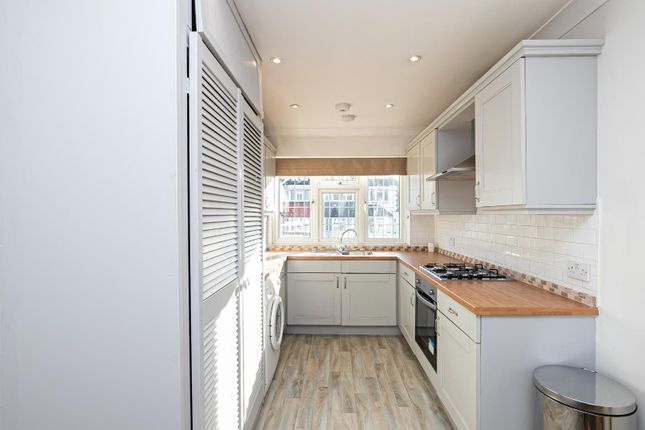 Flat for sale in Westview Drive, Woodford Green