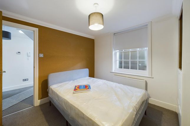 Flat to rent in Middle Street, Brighton