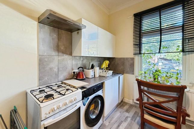 Flat 5, 4, Surrey Crescent, London photo 2