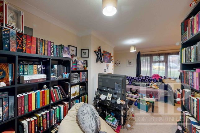 5 Harmony Close, Crawley photo 5