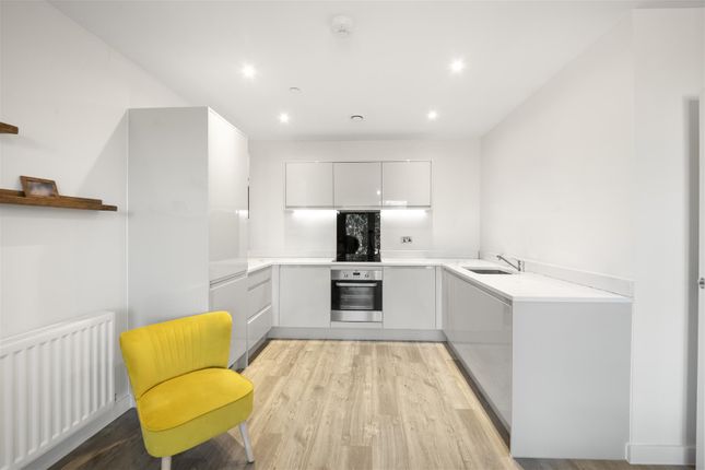 Flat 14, Carpenter House, 45 Pump Lane, Hayes photo 4