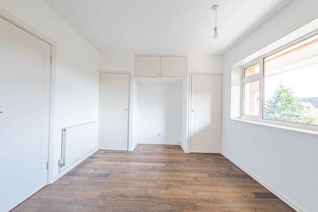 24, Herga Court, Watford photo 4