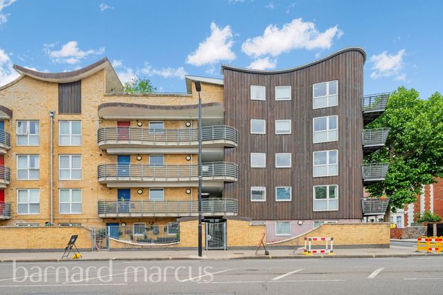1-bed flat on Flat 34, Oaklands Court, 394, Uxbridge Road, London, £200,000