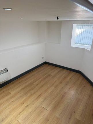 Basement Flat, 23 Hamilton Place, Leeds photo 4