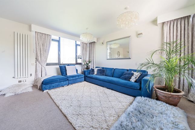 Flat for sale in Woodhurst South, Ray Mead Road, Maidenhead