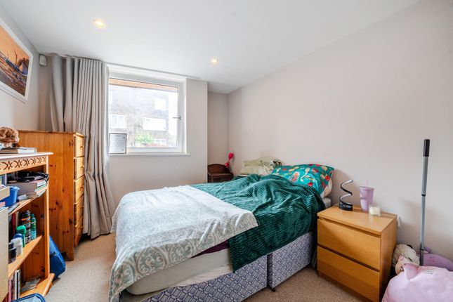 Flat 1, 186, Warham Street, London photo 3