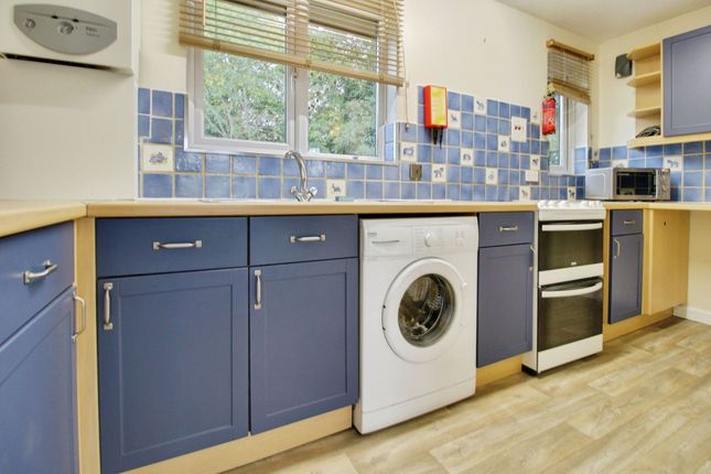 4 Oakwood Road, Swindon photo 3