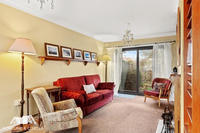 61, Wedhey, Harlow photo 2