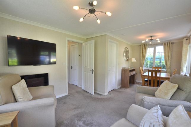 9, Sylvan Way, Fleet photo 4