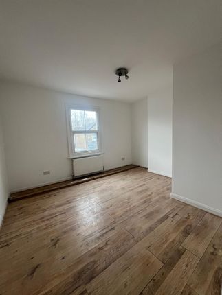 Thumbnail Flat to rent in Eastfield Road, Burnham, Slough