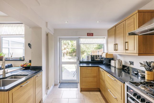 12 Tritton Avenue, Croydon photo 4