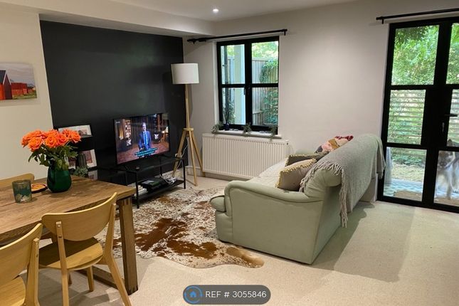 Flat, Victoria Crescent, London photo 3