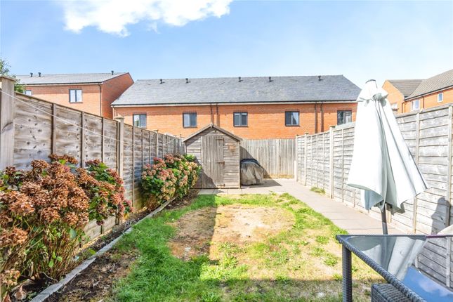 37, Pinewood Way, West Sussex photo 4