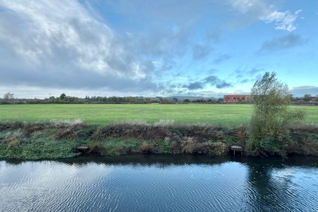18, King Johns Court, Tewkesbury photo 4