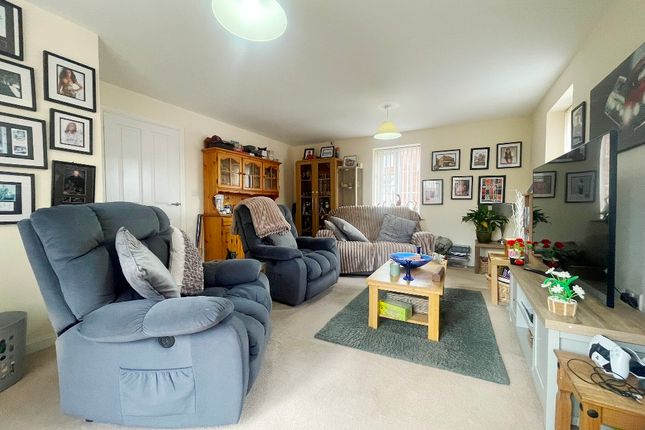 60, Crump Way, Evesham photo 2