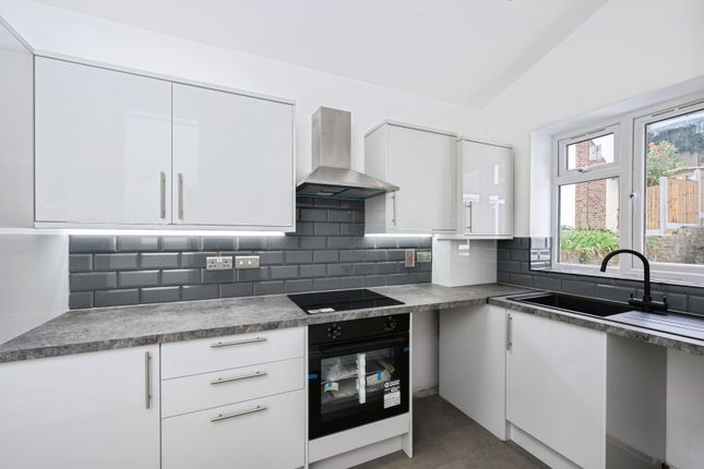 Flat 4, Thelton, 17, Valley Road, Kenley photo 4