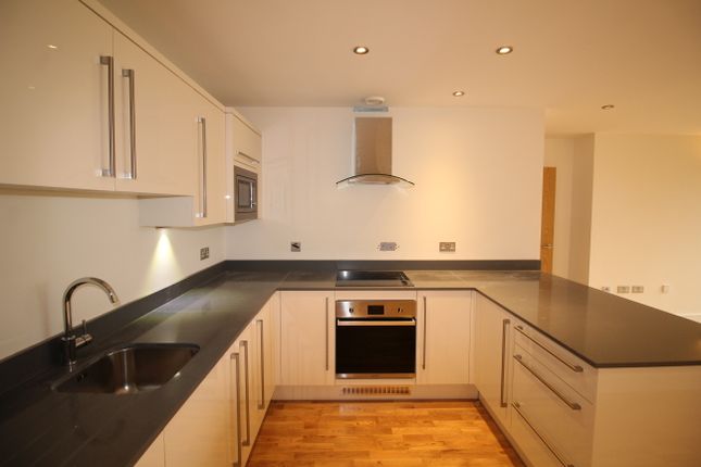 Flat to rent in Catteshall Lane, Godalming