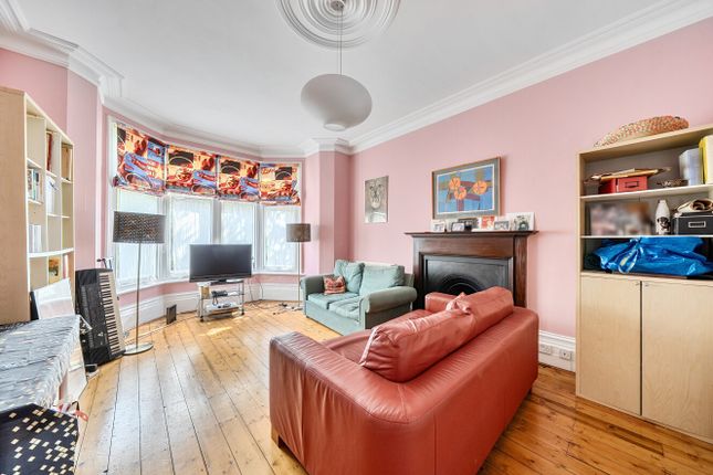 6, Grand Avenue, London photo 4