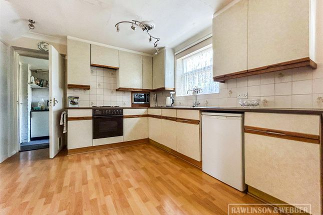 22, Webster Close, Oxshott Leatherhead photo 4