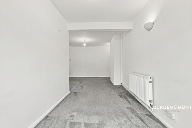 30 Chestnut Close, Hockley photo 3