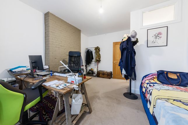 Flat for sale in Hutton Grove, London