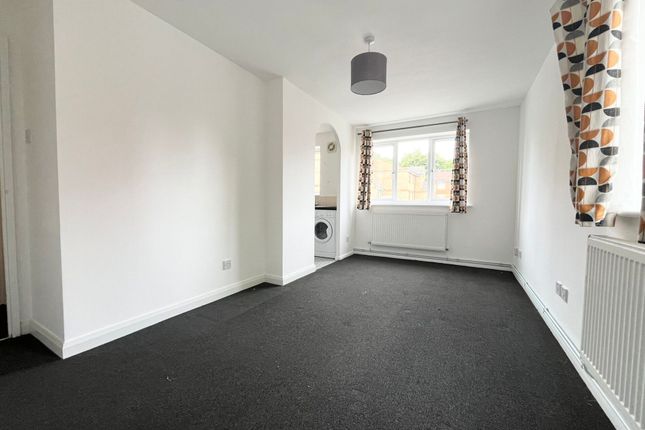 39, Redford Close, Feltham photo 2