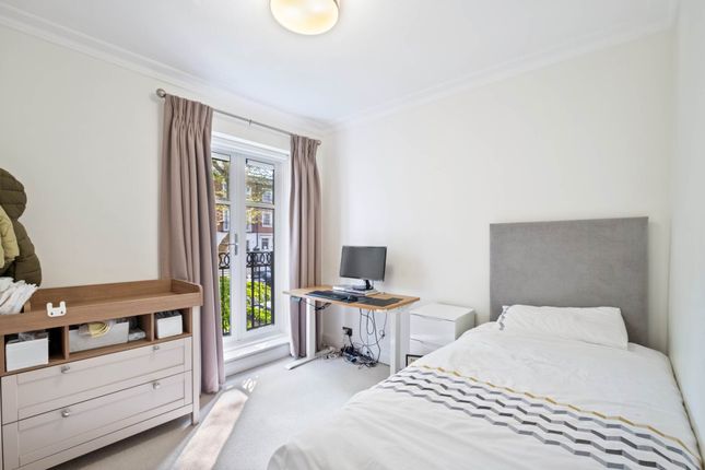 11 Rowan Lodge, Chantry Square, London photo 4