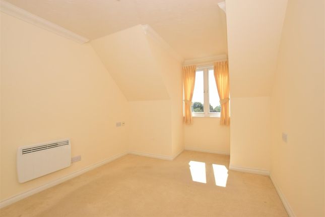 Flat to rent in East Street, Hythe