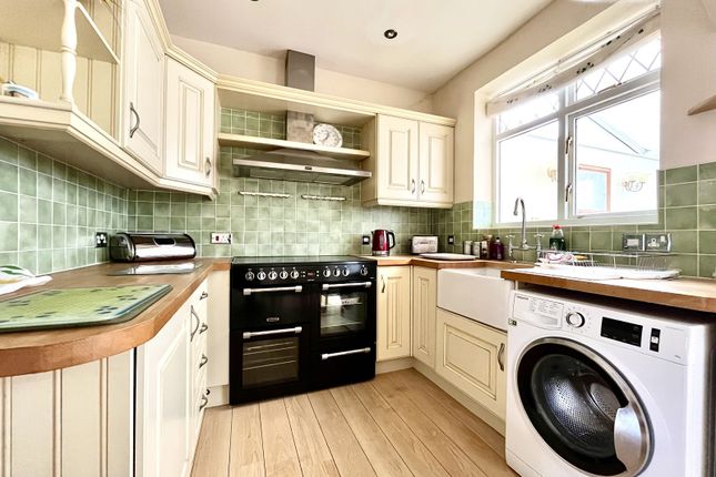 30, Cheshire Gardens, Chessington photo 3