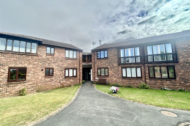 Thumbnail Flat for sale in Woodlands Court, Kippax, Leeds