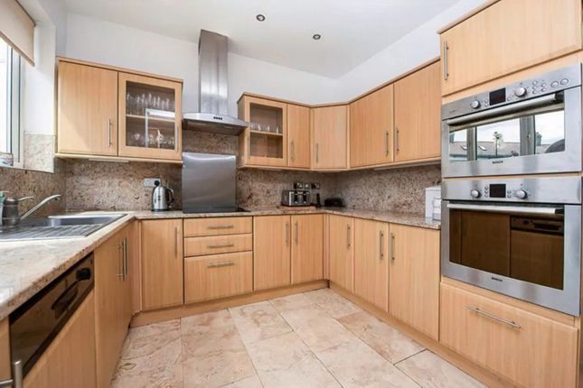 31, Dorchester Avenue, London photo 3