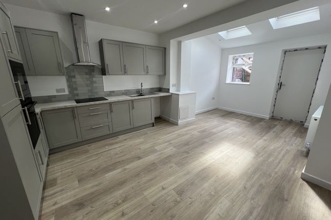 43, Ashton-under-Lyne photo 2