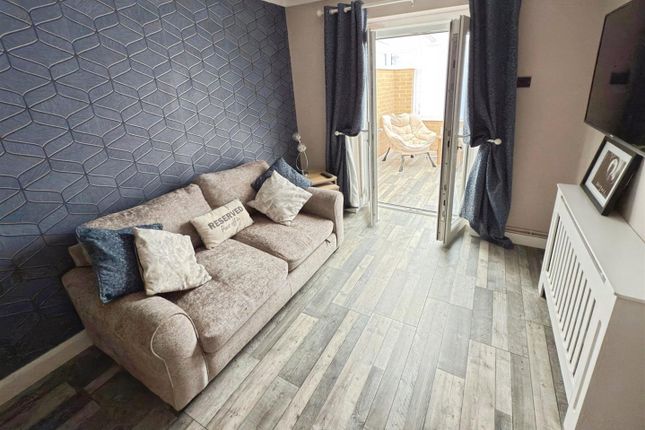 33, Dixon Drive, Lowestoft photo 5