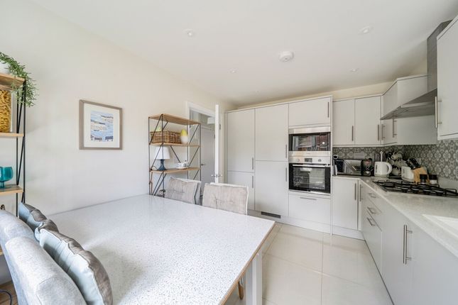 8 Kings Close, Arundel photo 4