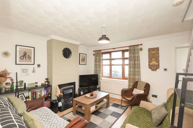 8 Heathfield Close, Chesterfield photo 2