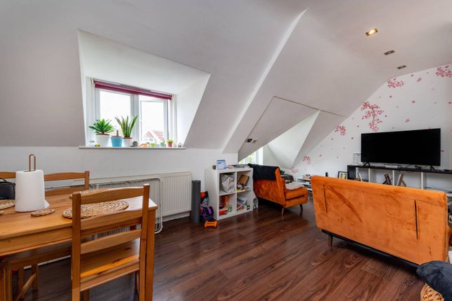 Flat to rent in Southfield Road, Chiswick, London